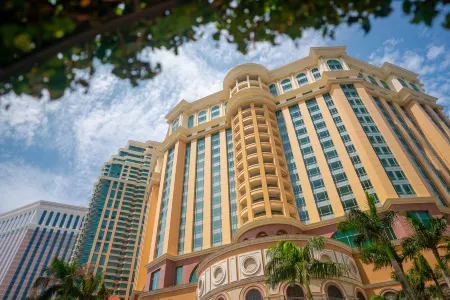 Four Seasons Hotel Macao Отели рядом с достопримечательностью «Библиотека Хо Дун»