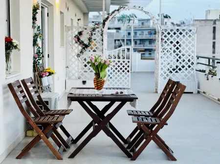 Quiet House-Athens Center 100 Meters Balcony on the Top Floor Отели рядом с достопримечательностью «Храм Гефеста»