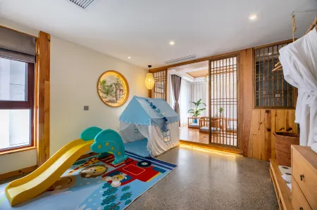 Floral Lux Hotel · Yuelan Mountain Hotel (Huangshan Scenic Area Transfer Center Branch) Отели рядом с достопримечательностью «Shixin Peak»