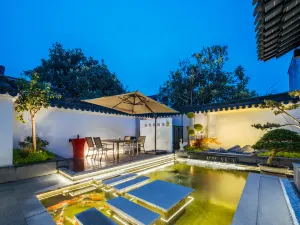 Floral Lux Hotel · Tongli Mingyuan Hotel