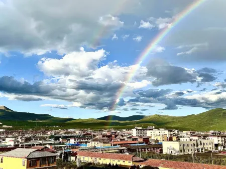 Gongga Hotel Отели рядом с достопримечательностью «Five Sciences Buddhist Academy»