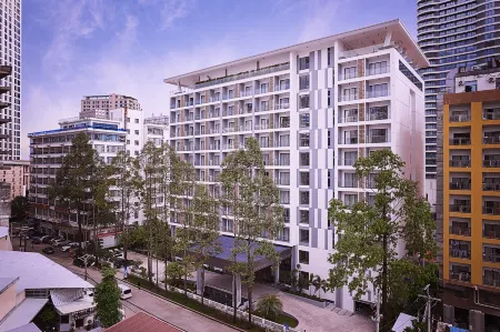 RIVA Hotel SHV Отели рядом с достопримечательностью «Порт Сихануквилл»