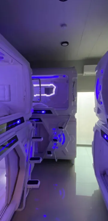 เตียงในแคปซูลพร้อมห้องน้ำรวม