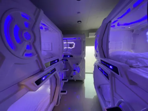 เตียงในแคปซูลพร้อมห้องน้ำรวม