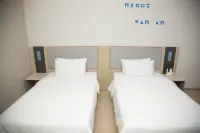 Home Inn (Sports Center, KangBo Avenue, Dezhou Development Zone)