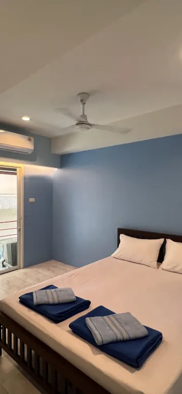 ห้องเตียงใหญ่พร้อมแอร์
