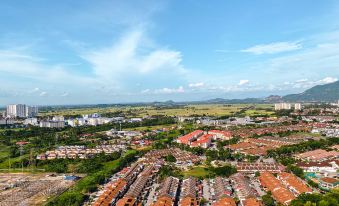 Comfy 3-Bedrooms Apartment at Meritus Residensi