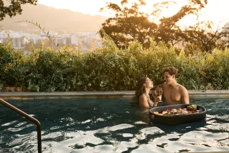 Dinso Resort & Villas Phuket, Vignette Collection by IHG Отели рядом с достопримечательностью «Улица Бангла Роуд»