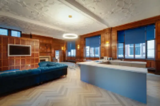 16 Queen Avenue Hotels in 