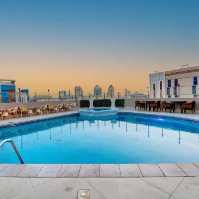 Howard Johnson Plaza by Wyndham Dubai Deira Отели рядом с достопримечательностью «Дейра»
