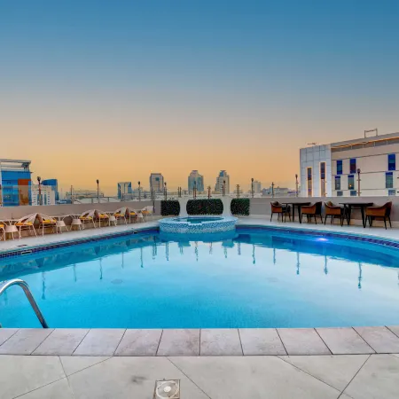 Howard Johnson Plaza by Wyndham Dubai Deira Отели рядом с достопримечательностью «Станция метро Union»