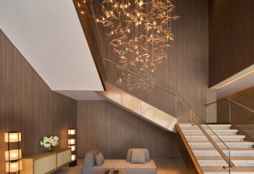 홀리데이 인 & 스위트 비엔티안의 실내 수영장 전경