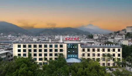 Zhenyuan Hotel Отели рядом с достопримечательностью «Zhenyuan Museum (zhenyuanlahuzulishiwenhuabowuguan)»