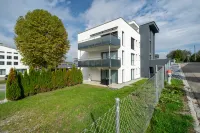 Modern Swiss Apt | spacious garden + parking Hotel di 