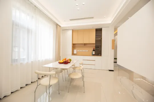 Tonglu Lianyi Homestay (OMG Xintiao Leyuan) Отели рядом с достопримечательностью «Chuiyun Tongtian River»