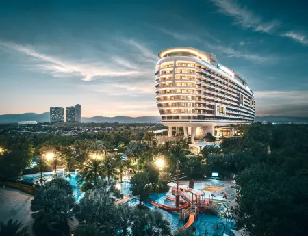 Crowne Plaza Sanya Haitang Bay Resort Отели рядом с достопримечательностью «Lover's Bridge»