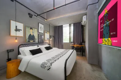 Banana Sushe Hotel (Luohu Port International Trade Shop)
