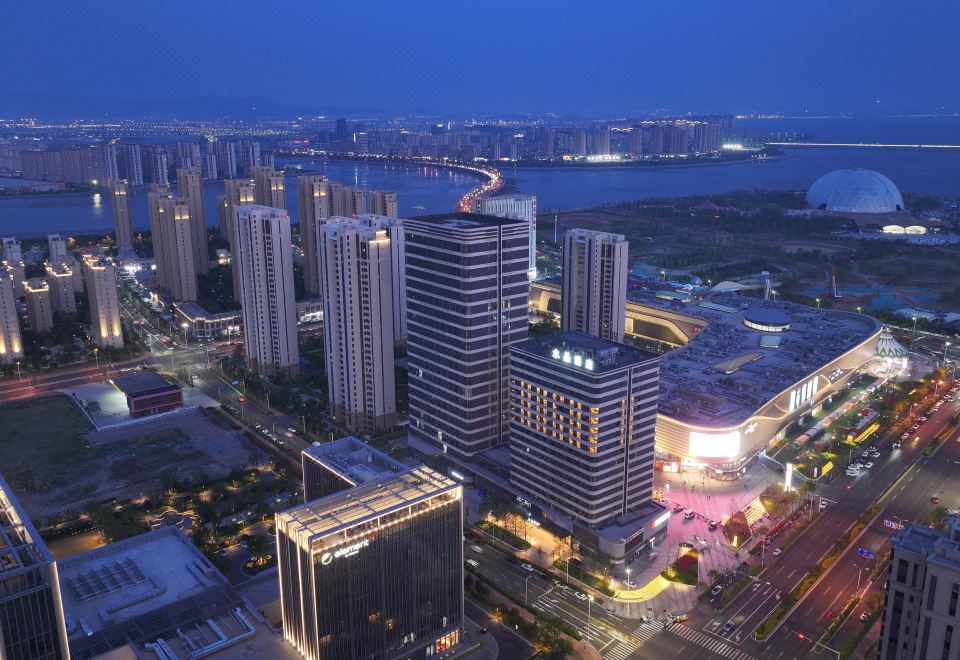 Crystal Hotel의 세련된 로비 또는 객실 이미지