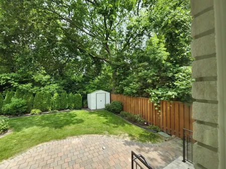 Short term rent at Yonge and Sheppard and North York Centre Отели рядом с достопримечательностью «Колледж Аппер Канада»