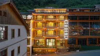Shennongjia Yishan Xiaolou Homestay (Dajiuhu Pingqian Ancient Town Branch) Hotels near Banbi Rock