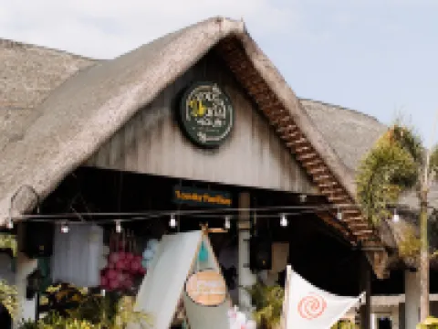 Ilocos Urban Wave Resort Hotel ラワグのホテル