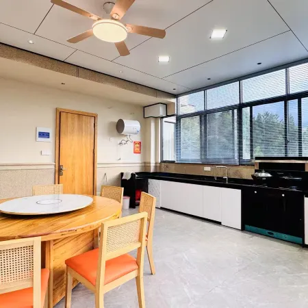 Xianningju Boutique Homestay (Zhouning Shangcheng Plaza)