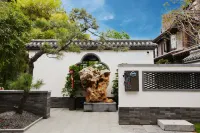 清明上河園西園叄號民宿（萬歲山武俠城店） 迪臣世博清明上河動態館附近的飯店