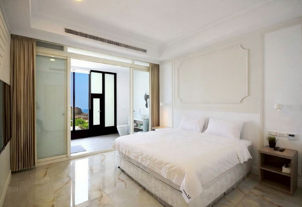 [하우스16의 루프탑 수영장 전경]