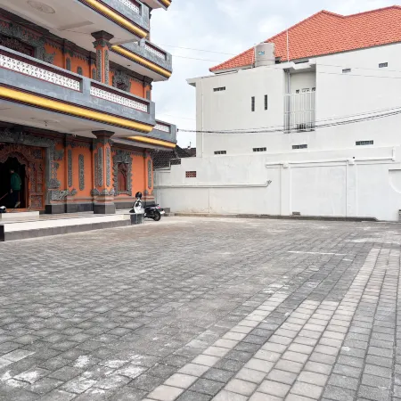 Urbanview Noja Guest House near Living World Denpasar Отели рядом с достопримечательностью «Площадь Пупутан Бадунг»