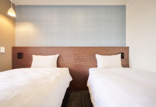 Rakuten STAY URBAN Nijo-jo 객실 내부, 침대가 붙어있는 모습