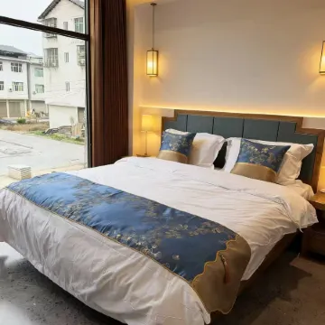 Half Moon Lake Guesthouse