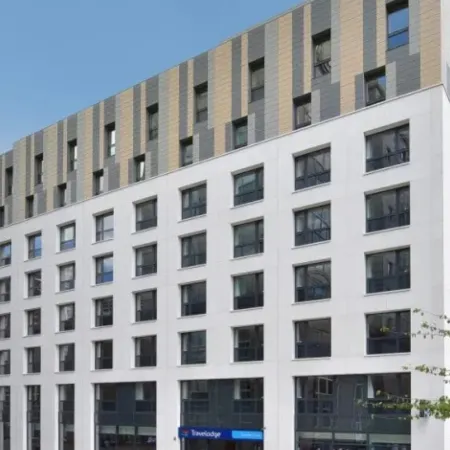 Travelodge London City Отели рядом с достопримечательностью «Небоскреб «Скай Гарден»»