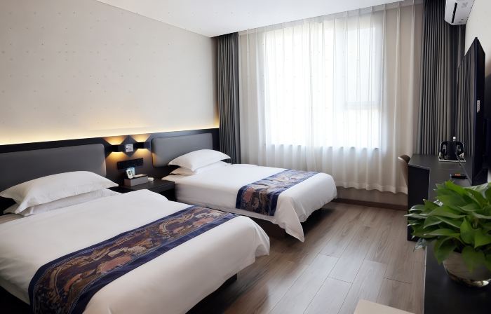 Rujia Huayi Selected Hotel (Fenzhou Market Xiguan Zhengjie Branch)