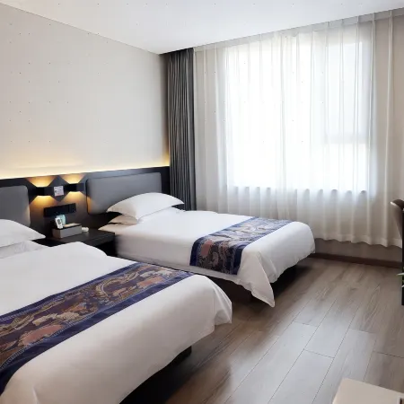 Rujia Huayi Selected Hotel (Fenzhou Market Xiguan Zhengjie Branch)