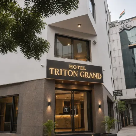 HOTEL TRITON GRAND Отели рядом с достопримечательностью «Университет Джавахарлала Неру»