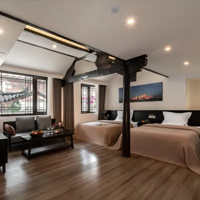 Lijiang Dayanli Jianshan Designer Homestay (Mufu Branch) 三眼井周辺のホテル