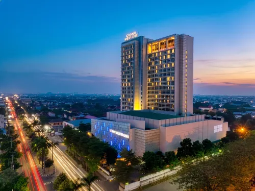 Grand Mercure Solo Baru - parking