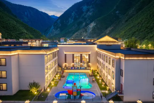 Rezen Hotel Jiuzhaigou Qianhe - بار