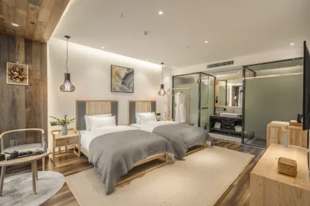 Floral Lux Hotel · living in another courtyard (Lijiang ancient city light luxury store)