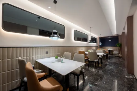 World Hotel Отели рядом с достопримечательностью «University of Jinan South Campus»