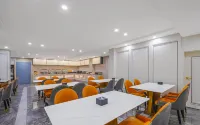 โรงแรมวิเอนนา (สาขา สถานีรถไฟเฉียนเจียง ล็อบสเตอร์ซิตี้) - พร้อมอาหารเช้า