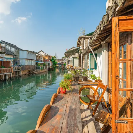 Corner Inn (Zhujiajiao Ancient Town) Отели рядом с достопримечательностью «Парк Ориентал-Лэнд»