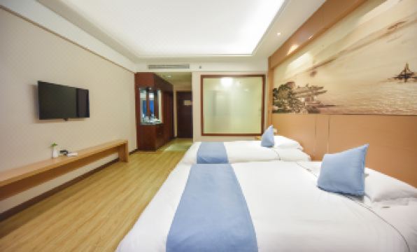 The Village Inn Hotel Conference Centre offers rooms with one or more beds at Huachen San Siro Hotel