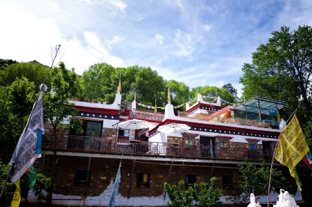 FlowerFields Bar&Cafe&Guesthouse Отели в г. Даньба