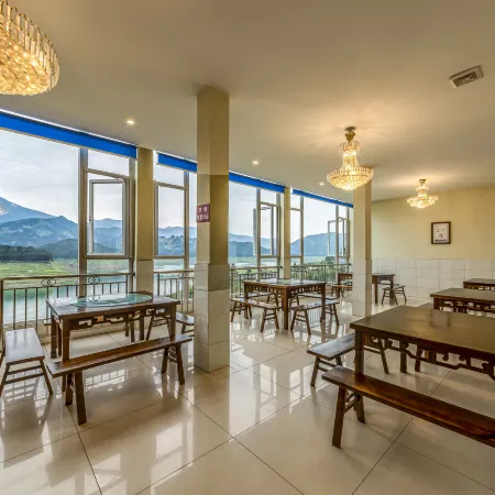 Table Mountain · Mountain View Lakeside · Luxury Retreat Hotel (Yanv Lake)