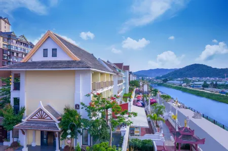 Yueyun Shanghe Hotel (Bohai Tea King Night Market) Отели в г. Менхай