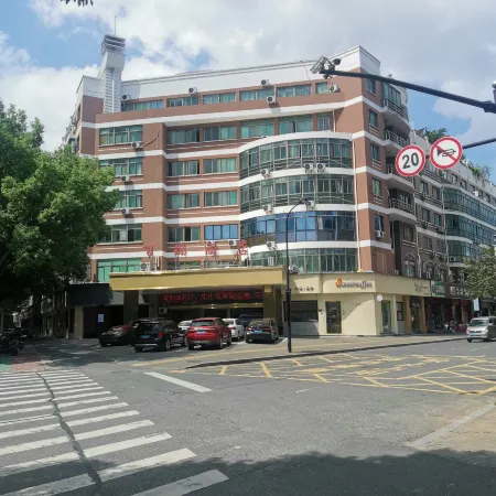 Bai Rui Hotel Отели рядом с достопримечательностью «Парк Luo Bing Wang»