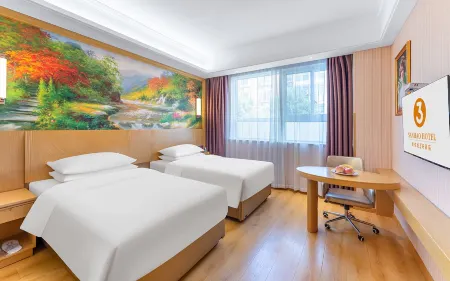 Vienna 3 Best Hotel (Xinyi Beijing Road High-speed Railway Station Store) Отели в г. Синьи