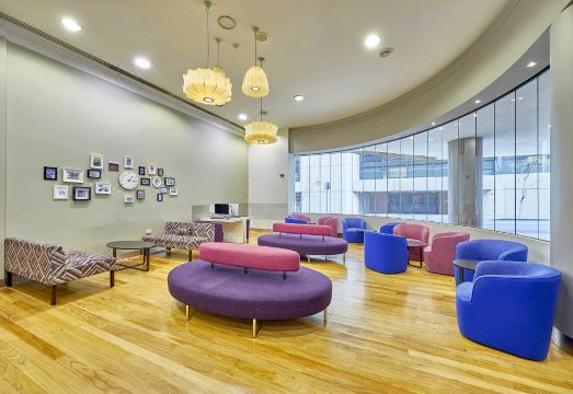 머큐어 호텔의 아늑한 침실 모습