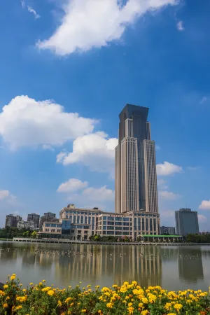 Zhongyuan International Hotel Отели рядом с достопримечательностью «Qingyihe Thousand Acres Garden»